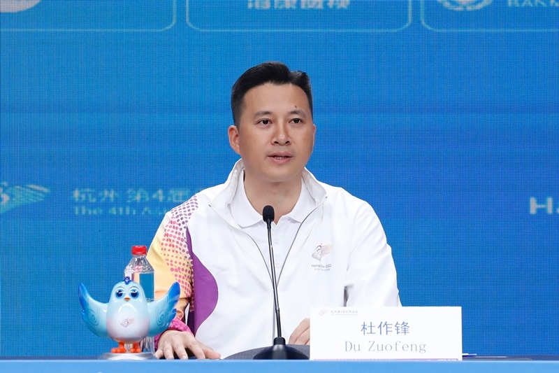 杭州亞殘運(yùn)會(huì)火炬?zhèn)鬟f指揮中心副指揮長(zhǎng)杜作鋒介紹火炬?zhèn)鬟f工作安排。杭州亞殘組委供圖
