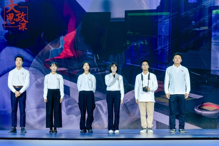 四川大學(xué)三星堆遺址考古隊隊長、考古文博學(xué)院教授黎海超和四川大學(xué)三星堆遺址考古隊隊員們