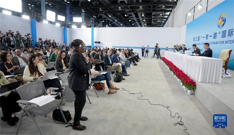 10月16日，第三屆“一帶一路”國際合作高峰論壇新聞中心在北京國家會議中心舉行首場吹風(fēng)會，邀請自然資源部國際合作司和相關(guān)單位負(fù)責(zé)人介紹有關(guān)情況，并回答記者提問。新華社記者 王毓國攝