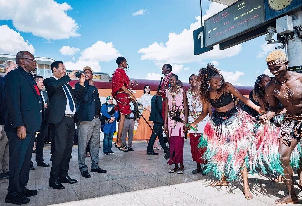 △2023年10月6日，多國駐肯使節(jié)在肯尼亞內羅畢的蒙內鐵路內羅畢站觀看文藝演出。