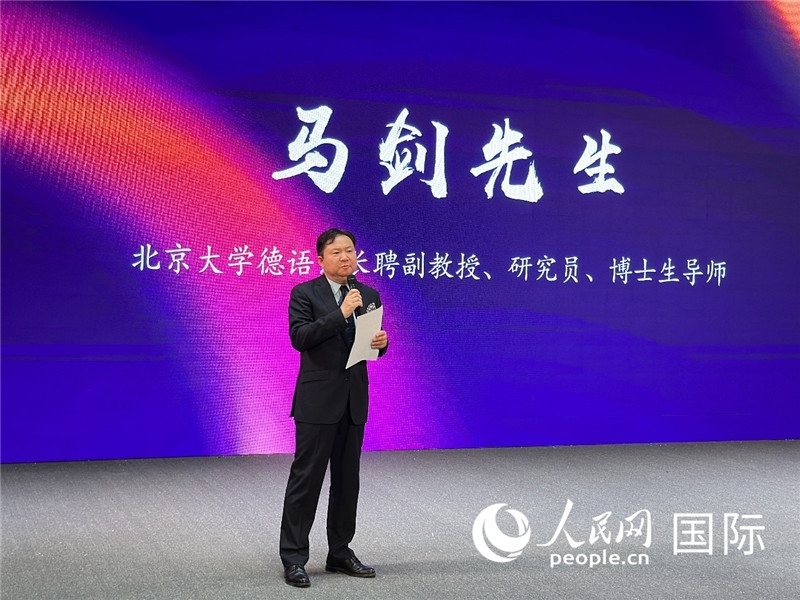 北京大學(xué)德語系長聘副教授馬劍點評學(xué)生表現(xiàn)。（攝影：張麗鷗）