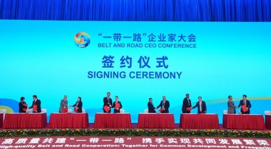 這是10月17日拍攝的簽約儀式現(xiàn)場(chǎng)。當(dāng)日，“一帶一路”企業(yè)家大會(huì)在北京召開(kāi)。（新華社記者王毓國(guó)攝）