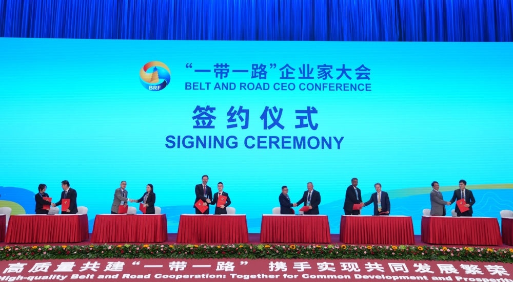 “一帶一路”企業(yè)家大會簽約儀式現(xiàn)場（2023年10月17日攝）。