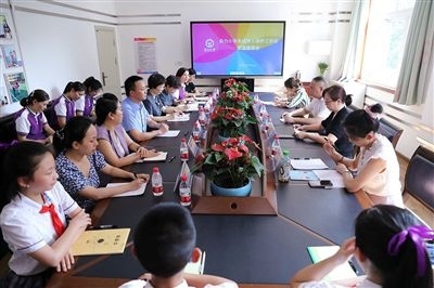 圖⑤：法治宣講結(jié)束后，重慶五中院組織召開座談會，聽取人大代表和朵力小學教師、家長代表對法院未成年人保護工作的意見建議。