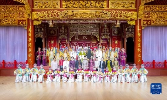  10月18日上午，國(guó)家主席習(xí)近平夫人彭麗媛邀請(qǐng)出席第三屆“一帶一路”國(guó)際合作高峰論壇的外方領(lǐng)導(dǎo)人夫人參觀中國(guó)工藝美術(shù)館（中國(guó)非物質(zhì)文化遺產(chǎn)館）。這是彭麗媛同外方領(lǐng)導(dǎo)人夫人與文藝演出演職人員合影。新華社記者 丁林 攝