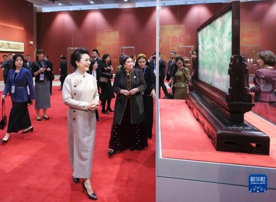  10月18日上午，國(guó)家主席習(xí)近平夫人彭麗媛邀請(qǐng)出席第三屆“一帶一路”國(guó)際合作高峰論壇的外方領(lǐng)導(dǎo)人夫人參觀中國(guó)工藝美術(shù)館（中國(guó)非物質(zhì)文化遺產(chǎn)館）。這是彭麗媛同外方領(lǐng)導(dǎo)人夫人參觀展品。新華社記者 丁林 攝