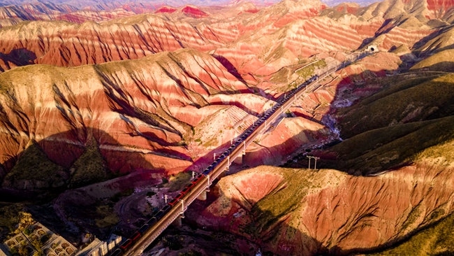 穿越丹霞地貌的火車。蘭州局集團公司融媒體中心供圖