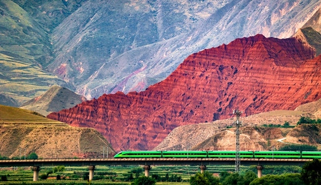 穿越丹霞地貌的火車。蘭州局集團公司融媒體中心供圖