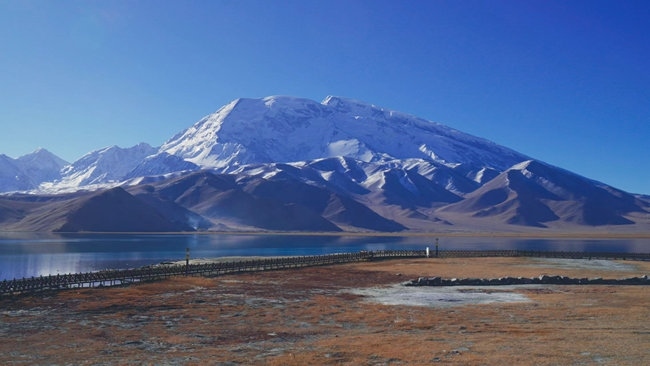 喀拉庫勒湖。中國鐵路烏魯木齊局集團有限公司供圖