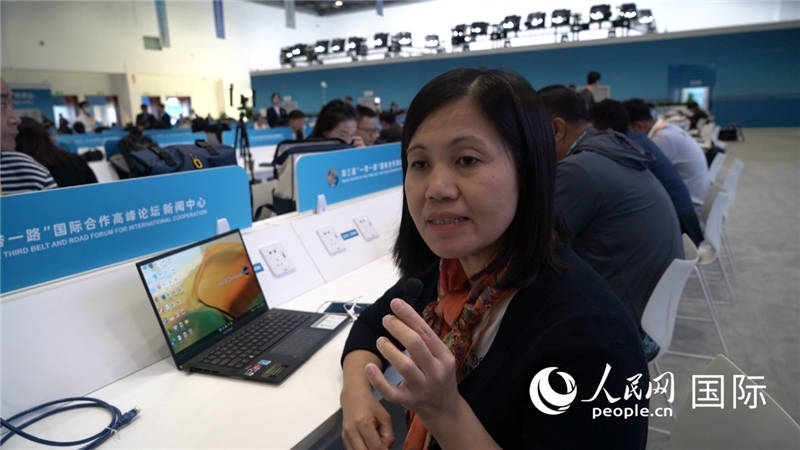 越南之聲廣播電臺(tái)記者胡鴻行（音譯，H? H?ng H?nh）與記者交談。人民網(wǎng) 楊春燕攝