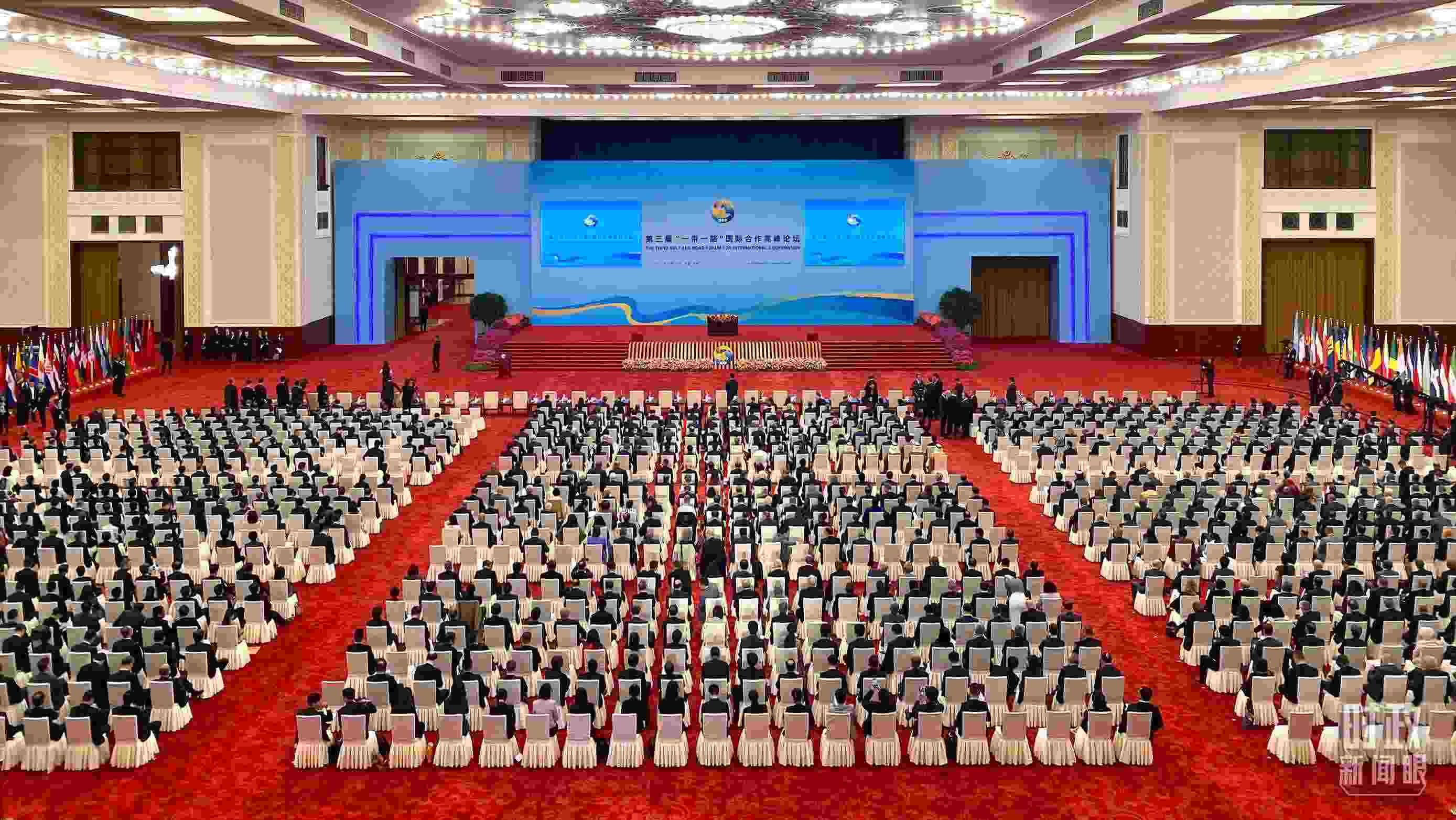 △人民大會堂宴會廳。這是開幕式之前的現(xiàn)場。（總臺央視記者李增仁拍攝）