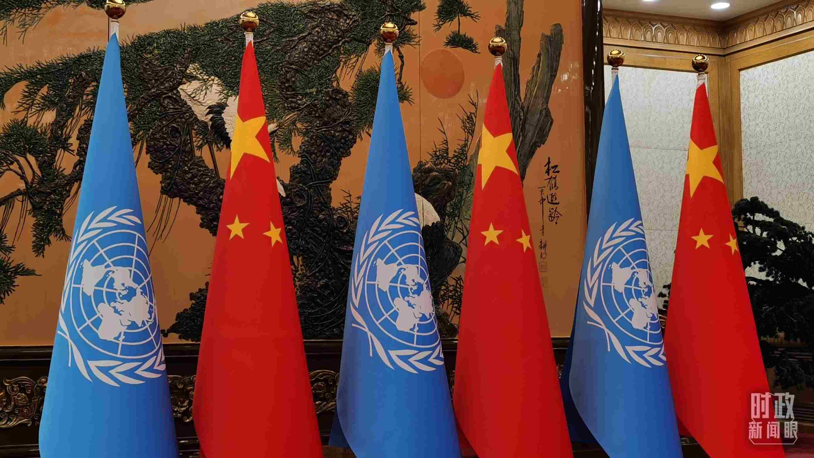 △會見現(xiàn)場的中國國旗和聯(lián)合國旗。（總臺央視記者郭鴻拍攝）
