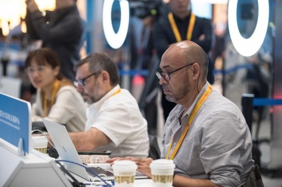 10月17日，記者在“一帶一路”國(guó)際合作高峰論壇新聞中心工作。新華社記者 張豪夫 攝