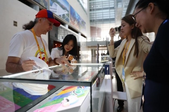 10月16日，參會(huì)記者在“一帶一路”國(guó)際合作高峰論壇新聞中心參觀展示的中國(guó)非物質(zhì)文化遺產(chǎn)展品。新華社記者 陳斌 攝