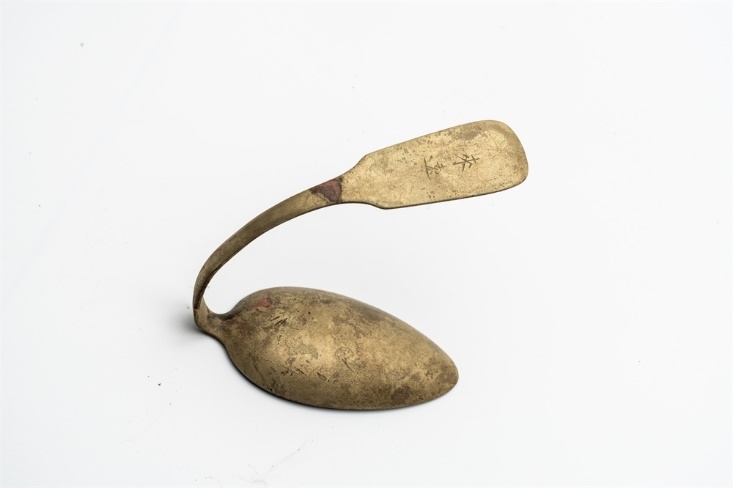 鏨刻“來遠(yuǎn)”的湯勺。國家文物局供圖