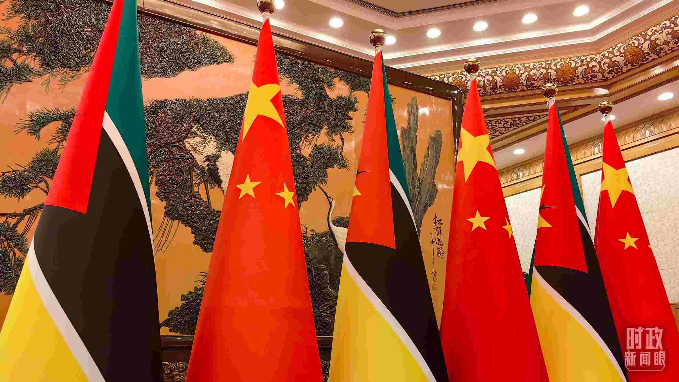 △會(huì)見現(xiàn)場(chǎng)，中國(guó)、莫桑比克兩國(guó)國(guó)旗。（總臺(tái)央廣記者潘毅拍攝）