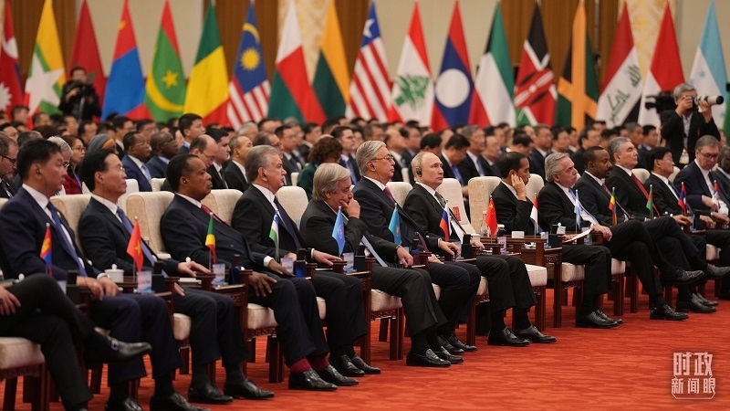 △18日上午，外方領(lǐng)導(dǎo)人在開幕式上聆聽習(xí)近平主席主旨演講。（總臺(tái)國(guó)廣記者李晉拍攝）