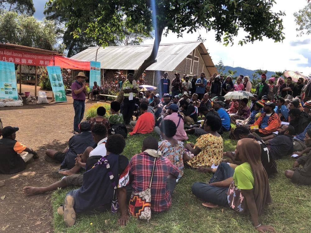 △2020年12月15日，中國專家在巴布亞新幾內(nèi)亞東高地省中國援助巴新菌草和旱稻技術(shù)項(xiàng)目第9期培訓(xùn)班上授課。