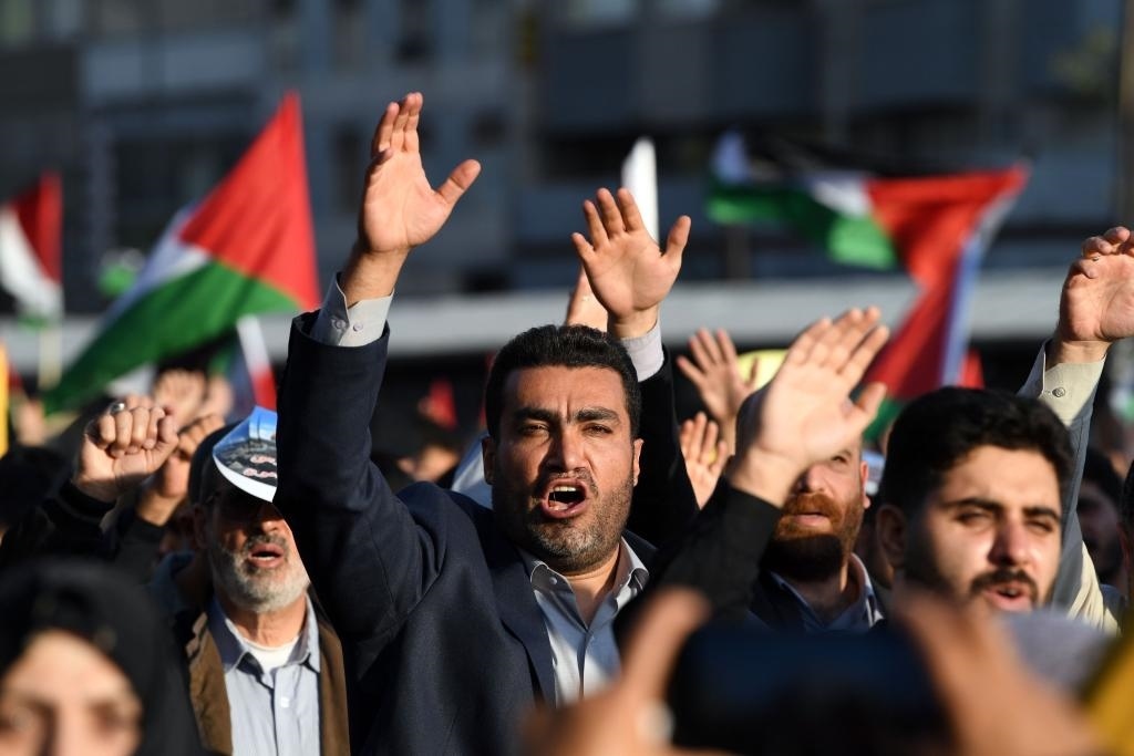 10月18日，人們?cè)谝晾实潞谔m舉行集會(huì)。當(dāng)日，突尼斯、土耳其、伊朗等多國(guó)民眾舉行集會(huì)，表達(dá)對(duì)巴勒斯坦人民的支持，并譴責(zé)針對(duì)加沙城醫(yī)院的襲擊。新華社記者 沙達(dá)提 攝