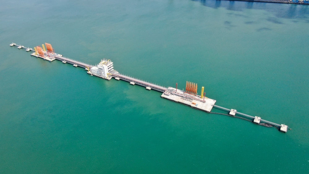 這是肯尼亞蒙巴薩油碼頭（2023年9月20日攝，無人機(jī)照片）。新華社發(fā)（中國交通建設(shè)股份有限公司肯尼亞蒙巴薩新建油碼頭項目部供圖）