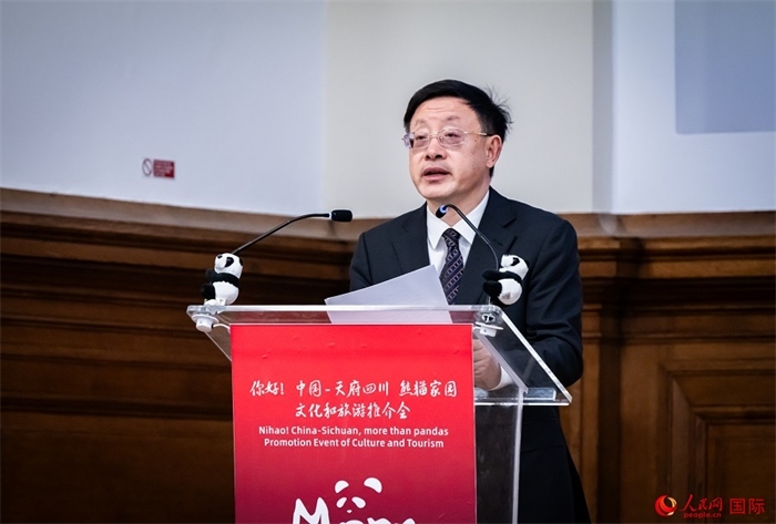 四川省文化和旅游廳廳長戴允康作文化旅游推介。人民網(wǎng) 郭錦標(biāo)攝