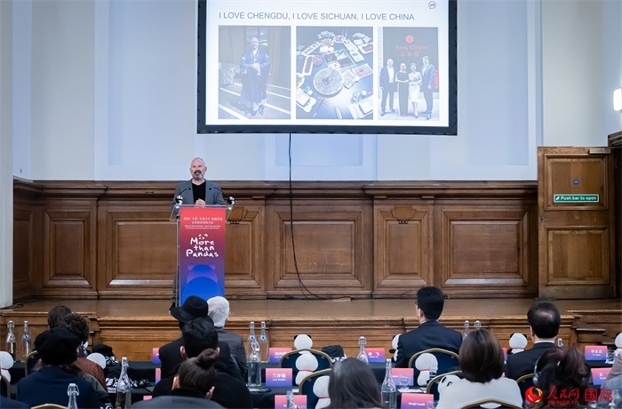 英國群英創(chuàng)意全球首席執(zhí)行官杰米·撒杰特在現(xiàn)場發(fā)言，分享如何進(jìn)一步提升四川旅游的國際影響力、吸引更多的英國游客。人民網(wǎng) 郭錦標(biāo)攝