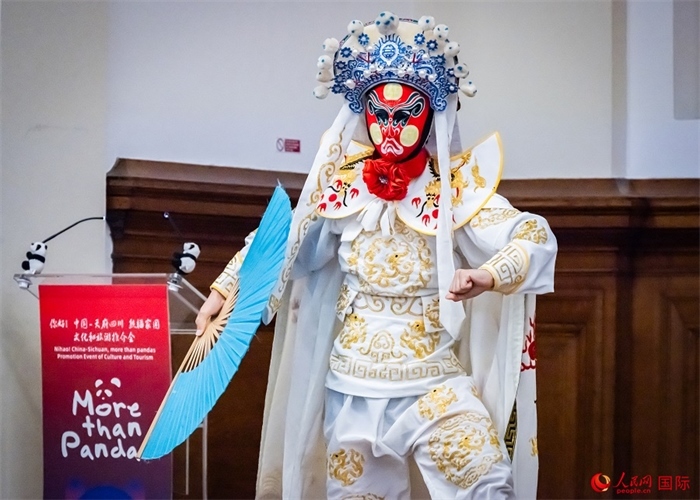 川劇絕活變臉表演。人民網(wǎng) 郭錦標(biāo)攝