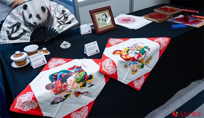 活動現(xiàn)場的現(xiàn)場文創(chuàng)展、互動體驗(yàn)區(qū)、非遺區(qū)展示。人民網(wǎng) 郭錦標(biāo)攝