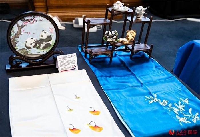 活動現(xiàn)場的現(xiàn)場文創(chuàng)展、互動體驗(yàn)區(qū)、非遺區(qū)展示。人民網(wǎng) 郭錦標(biāo)攝