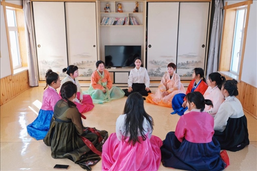 2023年6月，楊麗娜（后中）對擔任民宿管家的光東村村民們進行標準化培訓。（新華社記者金津秀攝）