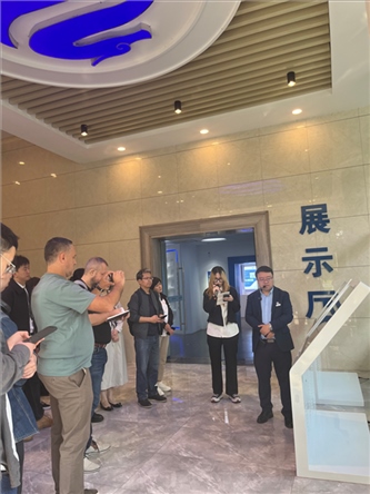 （在文瀾智谷中試產(chǎn)業(yè)基地，中外記者深入了解科技轉(zhuǎn)化情況 趙橙涔攝）