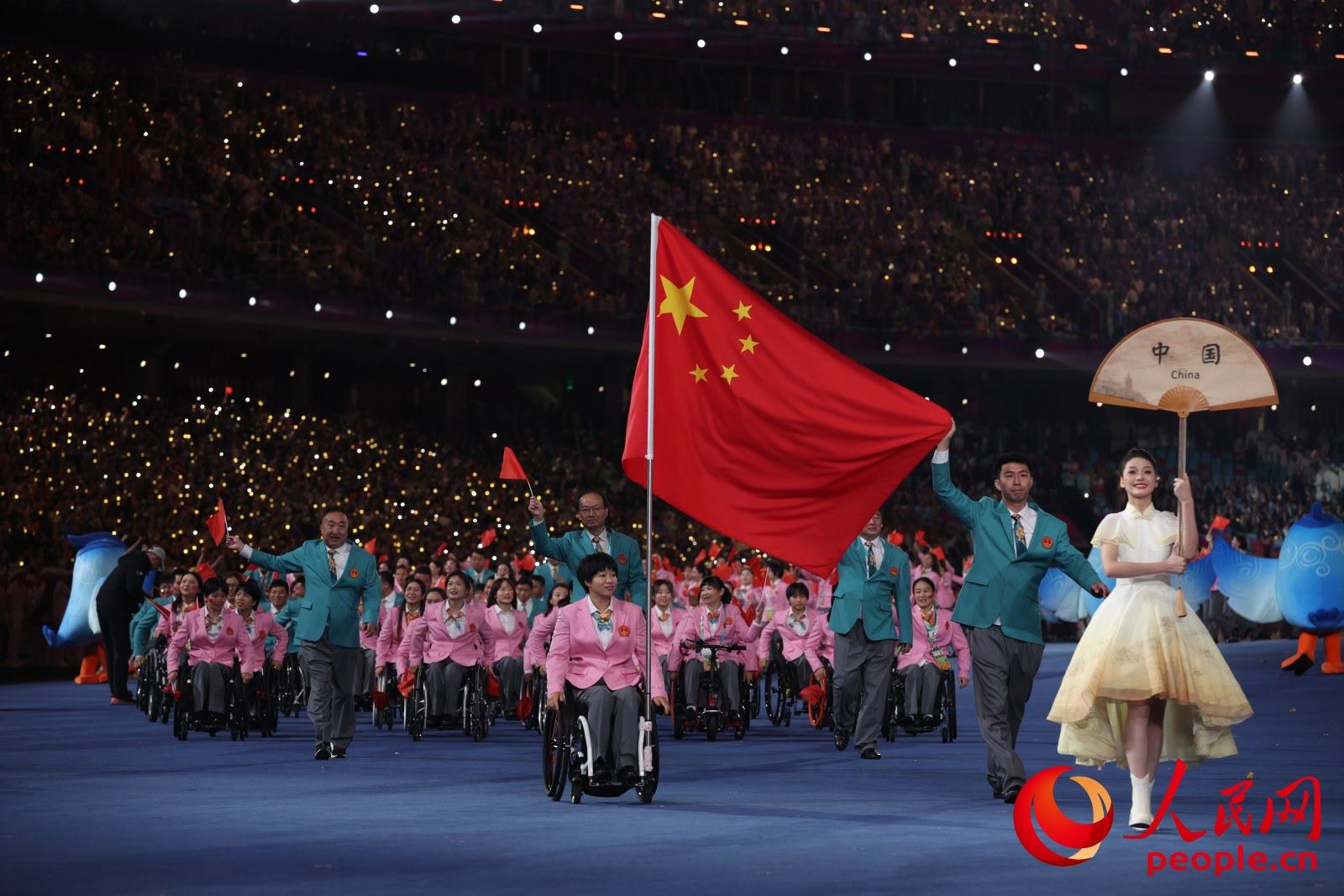 開幕式上，中國體育代表團(tuán)入場。人民網(wǎng) 周靜圓攝