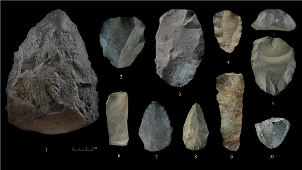 石制品 1.手斧 2、4、5.勒瓦婁哇石核（循環(huán)剝片法、優(yōu)先剝片法）3.勒瓦婁哇石葉石核 6.勒瓦婁哇石葉 7、8.勒瓦婁哇尖狀器 9.石葉 10.錐形石葉石核。中肯聯(lián)合考古隊(duì)供圖