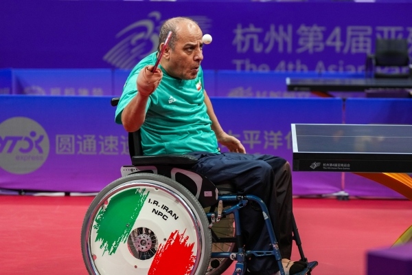 10月23日，杭州第4屆亞殘運(yùn)會(huì)乒乓球男子單打Class2小組循環(huán)賽舉行。圖為伊朗隊(duì)選手哈?！ず?jiǎn)費(fèi)尚在比賽中。圖片來(lái)源：杭州亞殘組委會(huì)