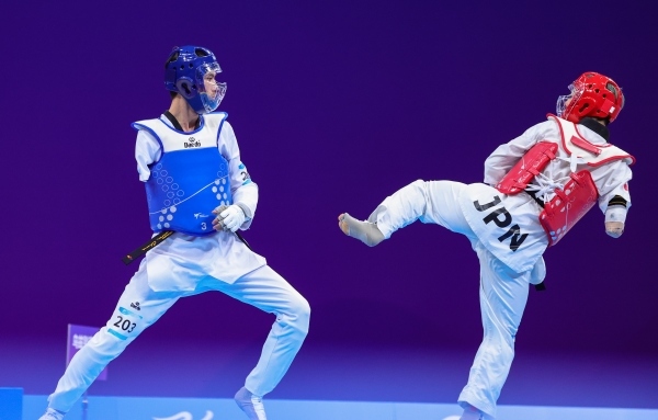 10月23日，杭州第4屆亞殘運(yùn)會(huì)跆拳道男子K44級(jí)58公斤級(jí)銅牌賽舉行。圖為烏茲別克斯坦隊(duì)選手桑賈貝克·穆赫托羅夫(左)和日本隊(duì)選手阿渡健太在比賽中。圖片來(lái)源：杭州亞殘組委會(huì)