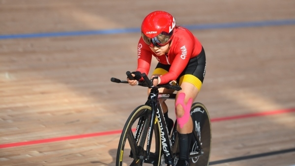 10月23日，杭州第4屆亞殘運(yùn)會(huì)場(chǎng)地自行車女子個(gè)人C4-5級(jí)3000米追逐賽金牌賽舉行。圖為中國(guó)隊(duì)選手季子賢在比賽中。圖片來(lái)源：杭州亞殘組委會(huì)