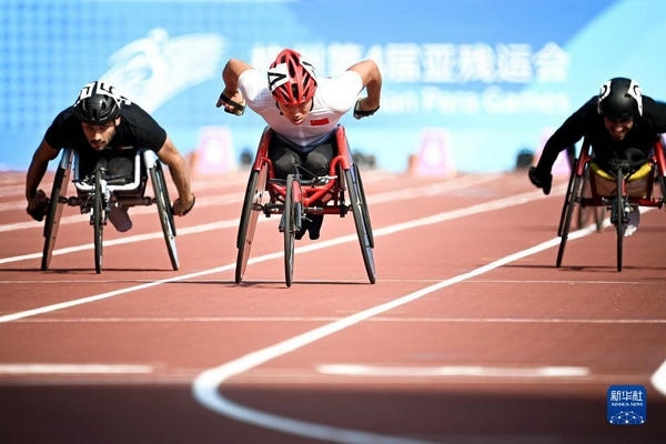 10月23日，中國(guó)選手龔文浩（左二）在杭州第4屆亞殘運(yùn)會(huì)男子100米-T34決賽的比賽中。他以15秒55的成績(jī)獲得該項(xiàng)目銀牌。新華社記者 江漢攝