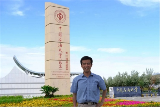 北京交通大學(xué)“銀齡教師”黃曉鳴。校方供圖