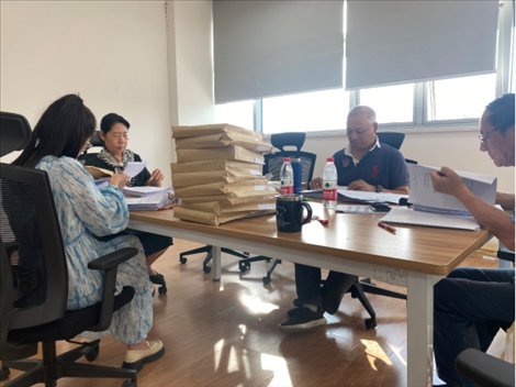 北京交通大學(xué)退休教師田立年與當(dāng)?shù)貛熒谝黄稹Ｐ７焦﹫D