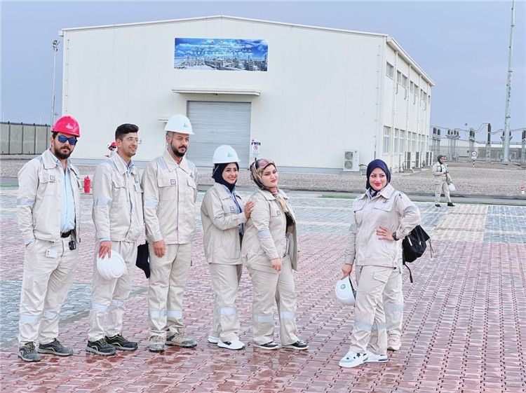 部分伊拉克員工合影。中國石油工程建設(shè)有限公司供圖