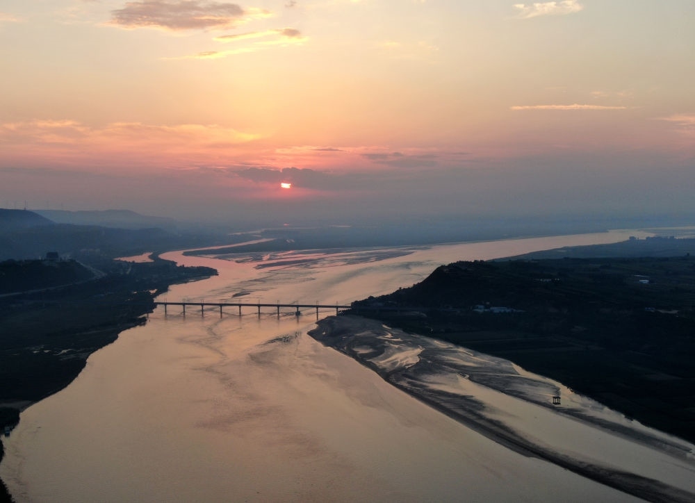  豫陜交界附近拍攝的黃河景色（2020年9月7日攝，無人機(jī)照片）。新華社記者 郝源 攝