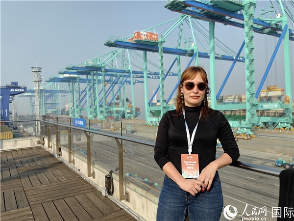 阿根廷公共電視臺(tái)記者萊蒂西亞接受采訪。人民網(wǎng)記者 符園園攝