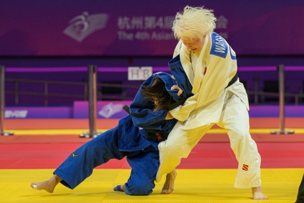 10月24日，杭州第4屆亞殘運(yùn)會(huì)柔道女子J2級(jí)57公斤級(jí)決賽舉行。圖為中國(guó)隊(duì)選手王嘉楠（右）和日本隊(duì)選手廣瀨順子在比賽中。圖片來(lái)源：杭州亞殘組委