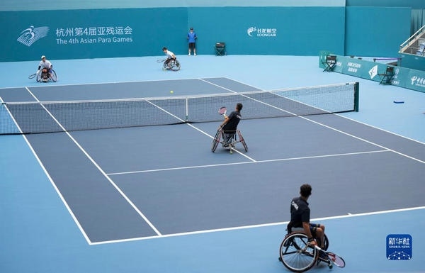 10月24日，在杭州第4屆亞殘運(yùn)會(huì)輪椅網(wǎng)球男子雙打1/4決賽中，中國(guó)組合董順江/紀(jì)珍旭以0比2不敵韓國(guó)組合任浩元/韓成奉，無(wú)緣半決賽。圖為董順江（右二）/紀(jì)珍旭（右一）在比賽中。新華社記者 才揚(yáng)攝