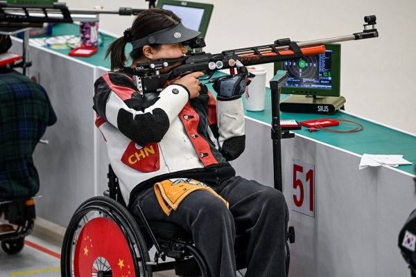 10月23日，杭州第4屆亞殘運(yùn)會(huì)射擊(R2)SH1級(jí)女子10米氣步槍立射資格賽舉行。圖為中國(guó)隊(duì)選手張翠平在比賽中。圖片來(lái)源：杭州亞殘組委