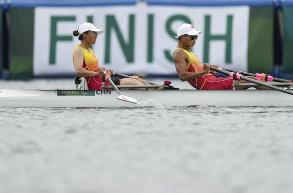 2021年8月29日，在東京殘奧會(huì)賽艇項(xiàng)目PR2級(jí)混合雙人雙槳決賽中，中國(guó)組合劉爽/蔣繼劍獲得銅牌。圖為劉爽（左）/蔣繼劍在比賽中。新華社記者 胡虎虎攝（資料圖）