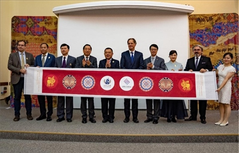 “絲路綺粲—中國絲綢藝術展”開幕式在匈牙利首都布達佩斯舉行。布達佩斯中國文化中心供圖