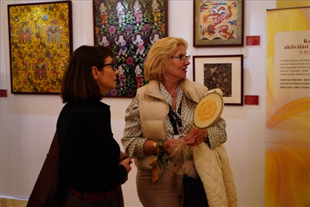 游客觀賞。布達佩斯中國文化中心供圖