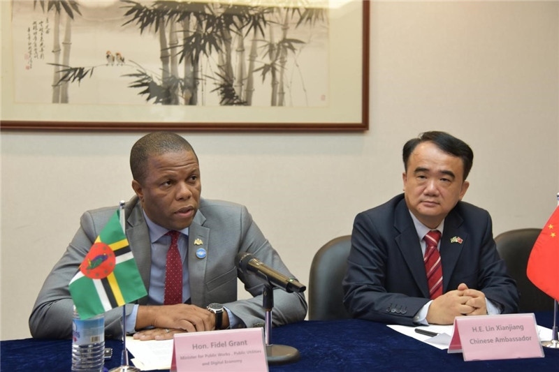多公共工程部部長(zhǎng)格蘭特（左一）向與會(huì)記者介紹赴華參會(huì)情況。駐多米尼克使館供圖