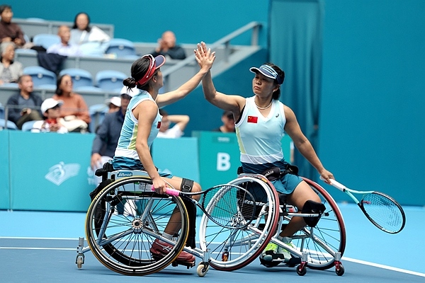 10月25日，杭州亞殘運(yùn)會(huì)輪椅網(wǎng)球女雙決賽，中國組合朱珍珍(右)/郭珞瑤慶祝得分。人民網(wǎng)記者 胡雪蓉?cái)z